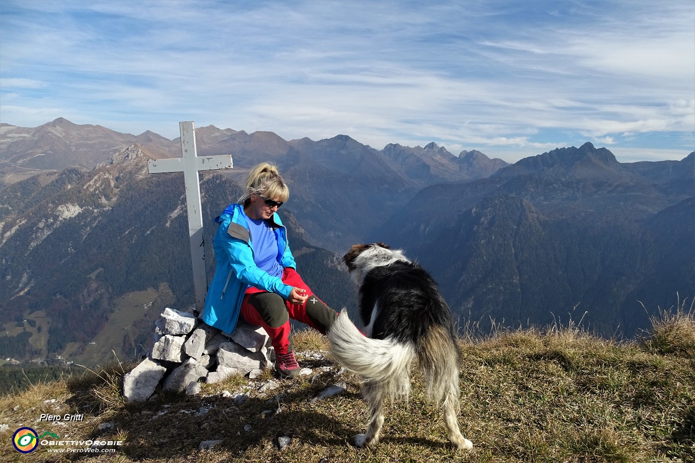 61 Alla croce di vetta del Pizzo Badile (2044 m).JPG